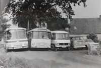 Durch stetige Vergrößerung der Schule wuchs auch der Fuhrpark, so dass zum Schuljahresbeginn zwei große Busse sowie ein Zwanzig-Sitzer fuhren.